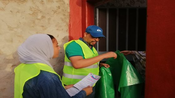 اشتوكة: جمعية المبادرات المحلية توزع أكياسا بلاستيكية على المواطنين حفاظا على نظافة الأحياء.