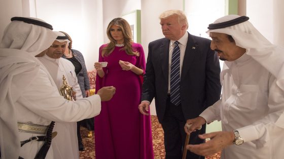 A handout picture provided by the Saudi Royal Palace on May 20, 2017, shows US President Donald Trump (2nd-R), accompanied by First Lady Melania Trump (C), and Saudi Arabia's King Salman bin Abdulaziz al-Saud (R) being welcomed at Murabba Palace in Riyadh. / AFP PHOTO / Saudi Royal Palace / BANDAR AL-JALOUD / RESTRICTED TO EDITORIAL USE - MANDATORY CREDIT "AFP PHOTO / SAUDI ROYAL PALACE / BANDAR AL-JALOUD" - NO MARKETING - NO ADVERTISING CAMPAIGNS - DISTRIBUTED AS A SERVICE TO CLIENTS