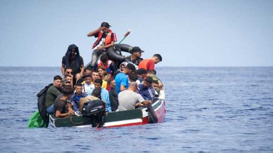 الداخلة: ايقاف 50 مهاجرا سريا على متن قارب