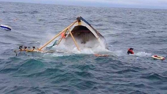 الداخلة: إنقاذ بحار و البحث عن اثنين اخرين في حادث غرق قارب للصيد