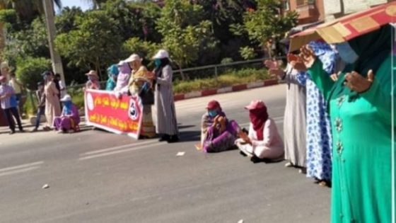 اشتوكة: عاملات فلاحيات يقطعن الطريق احتجاجا على سلب حقوقهن