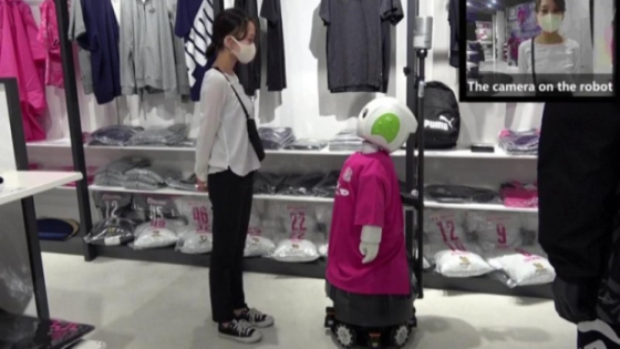 اليابان: روبوت ذكي يذكر المتسوقين بضرورة وضع الكمامة