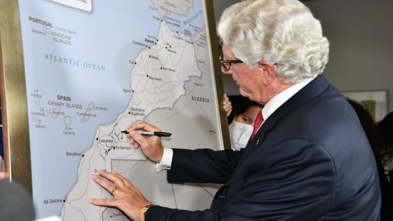 ديفيد فيشر السفير الأمريكي يقدم خريطة المغرب الكاملة المعتمدة رسميا من قبل الحكومة الأمريكية