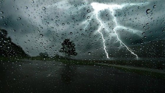 أمطار قوية و عواصف في عدد من مدن المملكة