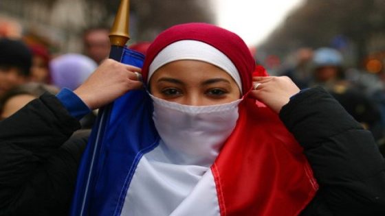 فرنسا تمنع الحجاب على الفتيات أقل من 18 سنة