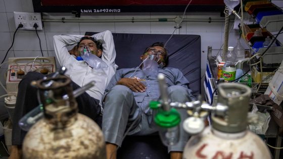 Patients suffering from the coronavirus disease (COVID-19) get treatment at the casualty ward in Lok Nayak Jai Prakash (LNJP) hospital, amidst the spread of the disease in New Delhi, India April 15, 2021. REUTERS/Danish Siddiqui TPX IMAGES OF THE DAY