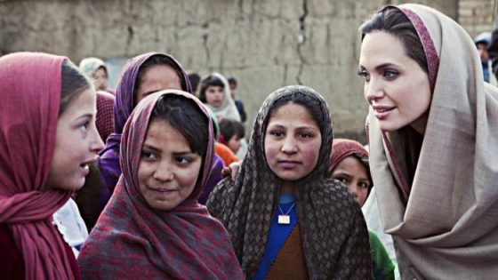 بدعوة من فتاة أفغانية “أنجلينا جولي” تنضم إلى أنستغرام