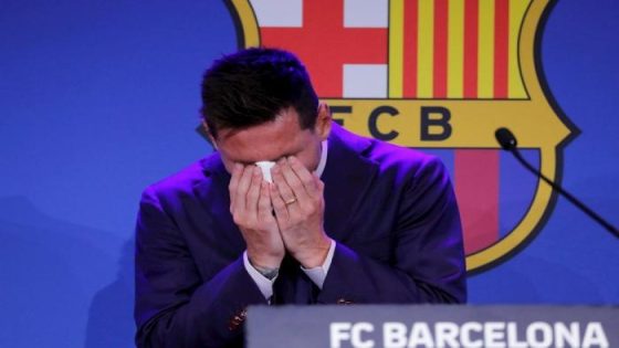 بعد أن قضى 17 سنة ببرشلونة “ميسي” يودع فريقه بالدموع