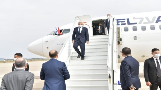 يائير لابيد وزير الخارجية الإسرائيلي يصل إلى مطار الرباط