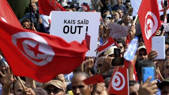تظاهر آلاف التونسيين السبت 15 أكتوبر 2022 في تونس العاصمة للتنديد بسياسات الرئيس قيس سعيد