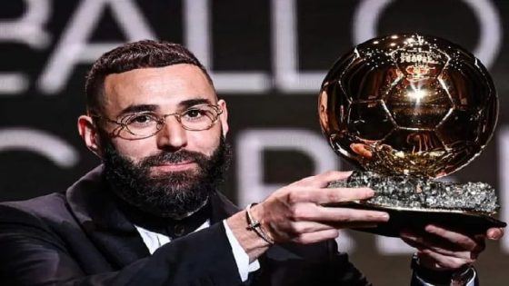 النجم الفرنسي كريم بنزيمة يتوج بجائزة الكرة الذهبية